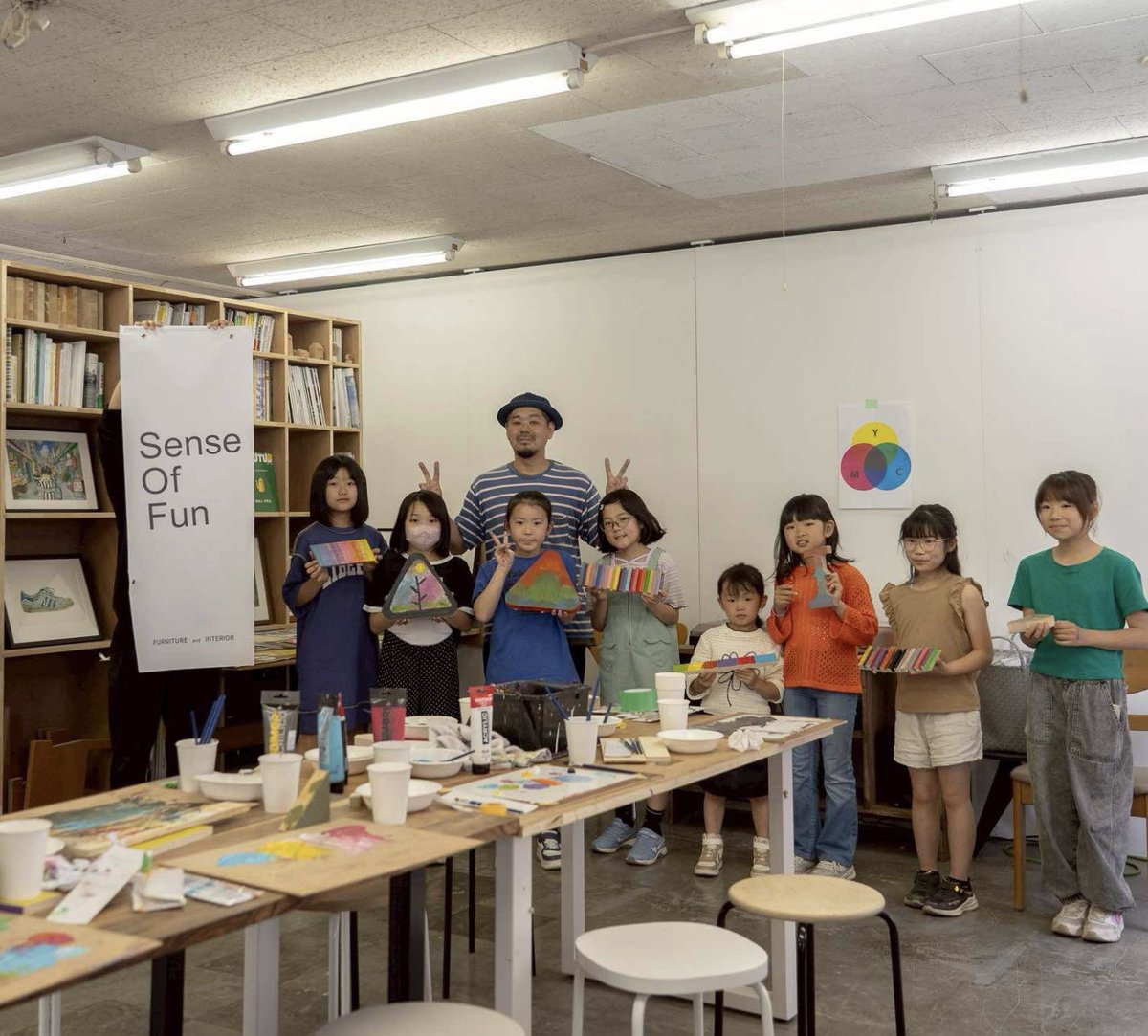 Twitteppo's tweet image. 先週末開催の単発アート教室の手応えとかを長々と書きました☆与えた絵具はCMY（+BW）のみ。
紙パレの上は切り取り方によってはもうちょっとした抽象絵画（！）
今後も継続開催できる道を探りたい。
#SenseOfFun #東久留米 
instagram.com/p/DI4EdX8yVOD/…