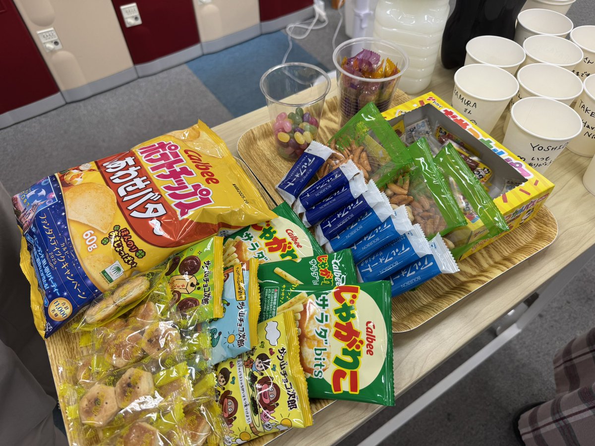 みなさんこんにちは！
今日は来週行われる、事業所合同イベントに向けての前哨戦！
プレカードゲーム大会です😊！

軽食あり、今から盛り上がりますよー😎

#就労移行