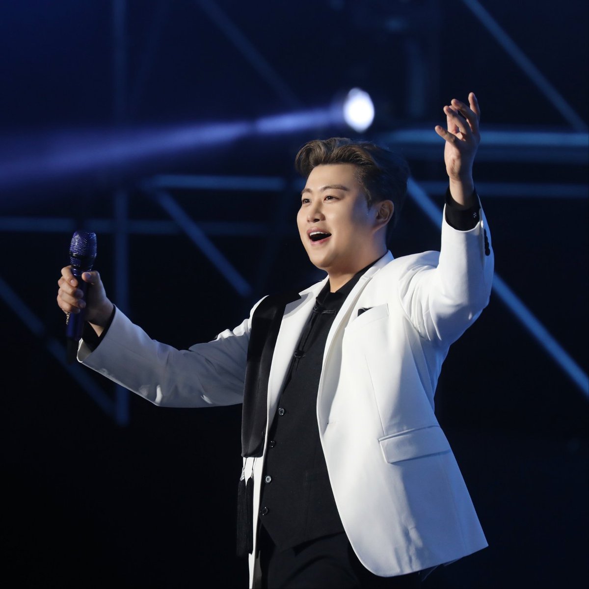 💜사랑하는 나의 사람 김호중💜
당신이 있어서 나는 좌절할 수도
울 수도 없습니다.
당신이 다시 세상에 빛이되는 날까지
나는 참고 기다릴테니,
부디 그대도 강건하십시오.
#김호중 #TVAROTTI #KIMHOJOONG #김호중을기다립니다
#강건하세요 #형아아리스
#김호중공식팬카페_트바로티