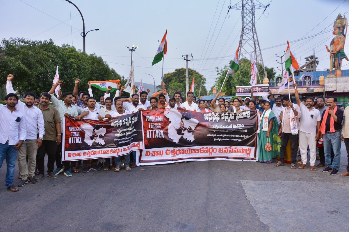 UshakiranPasup1's tweet photo. @JSPVeeraMahila @JSPShatagniTeam #JSPCondemnsTerror @APDeputyCMO మూడు రోజుల సంతాప దినాల్లో భాగంగా మూడవ రోజు కార్యక్రమం లో సీనియర్ నాయకులు సంకు వెంకటేశ్వరరావు ,తుమ్మల త్రినాధ్ ,హరి ,బోడసింగ్ శ్రీధర్, నీరుకొండ దివాకర్, గుడివాడ అప్పారావు, అల్తి మురళీ కృష్ణ, గొరపల్లి శివ, పరమేష్ https://t.co/qwVdMorrJF