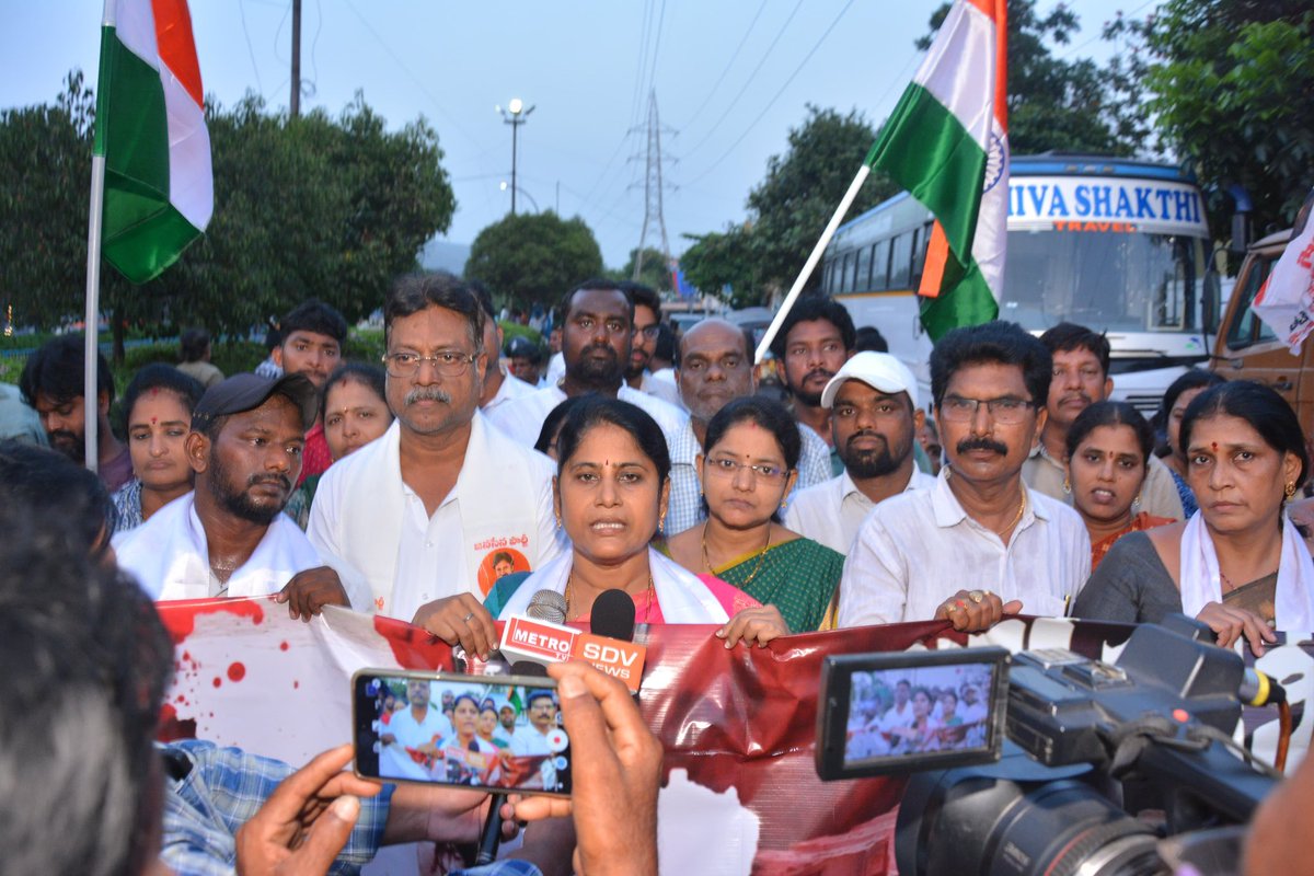 UshakiranPasup1's tweet photo. @JSPVeeraMahila @JSPShatagniTeam #JSPCondemnsTerror @APDeputyCMO మూడు రోజుల సంతాప దినాల్లో భాగంగా మూడవ రోజు కార్యక్రమం లో సీనియర్ నాయకులు సంకు వెంకటేశ్వరరావు ,తుమ్మల త్రినాధ్ ,హరి ,బోడసింగ్ శ్రీధర్, నీరుకొండ దివాకర్, గుడివాడ అప్పారావు, అల్తి మురళీ కృష్ణ, గొరపల్లి శివ, పరమేష్ https://t.co/qwVdMorrJF