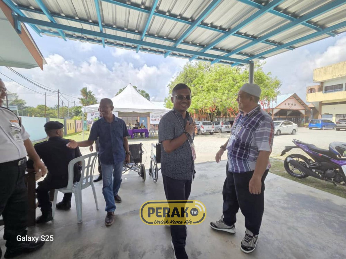 beritartm's tweet photo. Hari mengundi PRK N.48 Ayer Kuning.

Calon BN Dr Mohamad Yusri Bakir tiba di Pusat mengundi SKJC Pheng Lok pada 11.29 pagi bagi meninjau kedua-dua saluran dan bertemu pengundi di pusat mengundi. @PerakFM 
#prkn48
#RTM
#perakfm
#YangSahihdiRTM https://t.co/p22UcefAgp