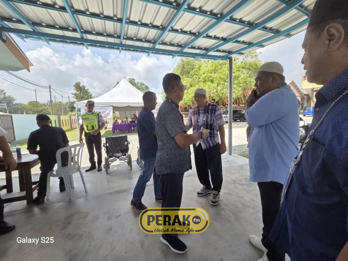 beritartm's tweet photo. Hari mengundi PRK N.48 Ayer Kuning.

Calon BN Dr Mohamad Yusri Bakir tiba di Pusat mengundi SKJC Pheng Lok pada 11.29 pagi bagi meninjau kedua-dua saluran dan bertemu pengundi di pusat mengundi. @PerakFM 
#prkn48
#RTM
#perakfm
#YangSahihdiRTM https://t.co/p22UcefAgp