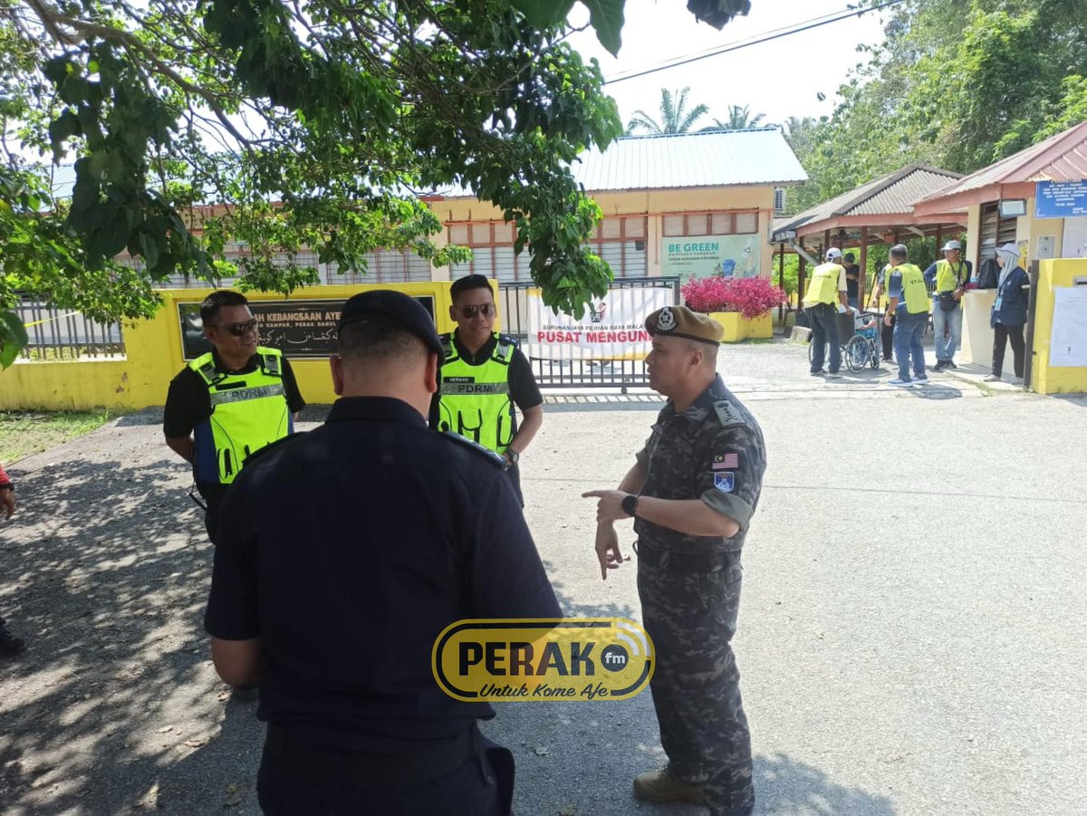 beritartm's tweet photo. Hari mengundi PRK N.48 Ayer Kuning.

Ketua Polis Perak, Datuk Noor Hisam Nordin dan pegawai kanan PDRM Perak turut hadir di PDM SK Ayer Kuning, memantau tahap keselamatan di kawasan mengundi. @PerakFM 
#prkn48
#RTM
#perakfm
#YangSahihdiRTM https://t.co/gtaw6YC5C1