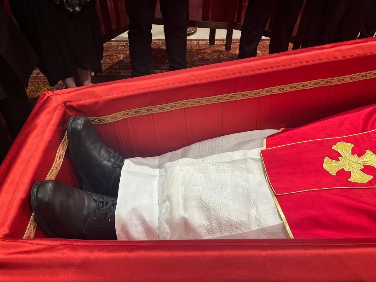 narcoblogger's tweet photo. HISTORIA INCREÍBLE EN EL VATICANO  
— El Papa Francisco usó los mismos zapatos durante su pontificado de 12 años. Un símbolo de humildad que ha emocionado al mundo entero.  
¡Increíble! Un gesto que refleja su sencillez y dedicación.  
📰 #HumildadPapana https://t.co/trniDSgJtH