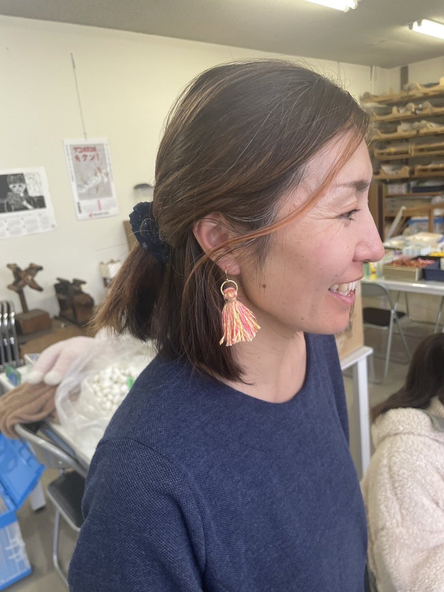 【まゆちゃんW S開催します！】
「絹糸タッセルアクセサリー」
（チャーム・ピアス・イヤリングのうちどれか一つをお選び下さい）
日時　5月11日（日）
　　　①10:00〜12:00
           ②13:30〜15:30
会場　当館きぬのひろば
定員　各回20組
※小学校4年生以下は保護者同伴
参加費　600円
事前申込