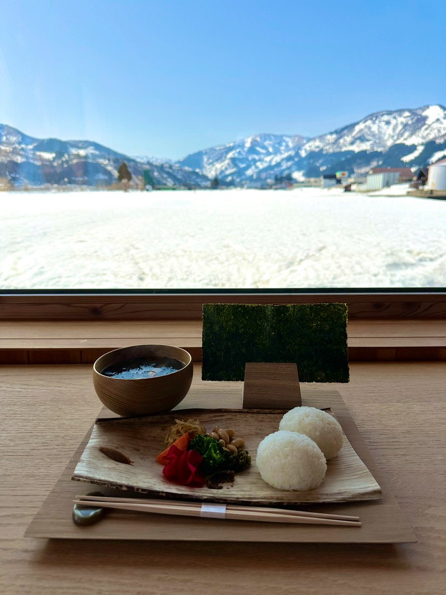 chansanchan's tweet photo. 魚沼で食べた世界最高米(１キロ１万円オーバー)で握った塩むすびが美味しかった。

これを食べてからお米の値ごろ感がわからなくなっている。 https://t.co/oFnFfvNbsr
