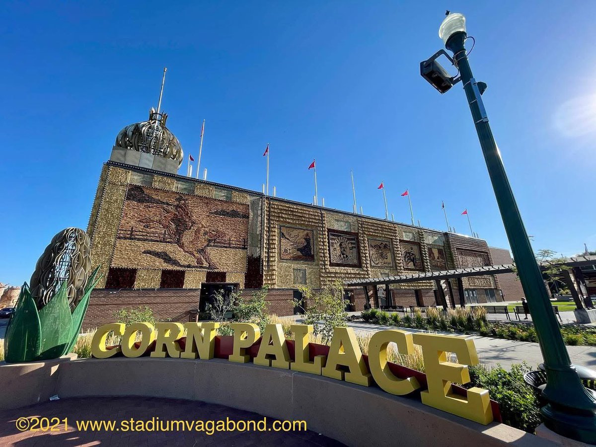 StadiumVagabond's tweet photo. Corn Palace, Mitchell, SD circa 2021 - Home of the Mitchell HS Kernels (SDHSAA Basketball) & Dakota Wesleyan University Tigers (NAIA Basketball) - Opened 1921 - Capacity 3,200
#cornpalace #corn #mitchell #mitchellsd #southdakota #naia #collegebasketball #ncaa #hoops #basketball https://t.co/WiyUg4ADDN