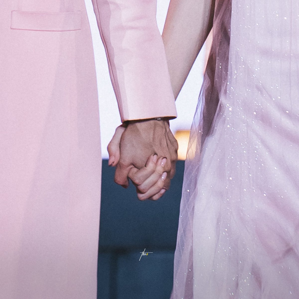 Jisoo&Engfa (@jisooandengfa) on Twitter photo เขินเส้นเลือดที่มือมาก
.
.
.
.
.
.
.
เสียดายค่ะ คนที่เค้ากุมมือไม่ใช่เรา 🙂↔️
.
.
.
.
.
.
.
งานเมื่อวานก็คือ ถ้าไม่ล้วงกระเป๋ากางเกง ก็เอามือจับจูง…. 🫣
ICON X THE WATER ENGLOT🌊
#4ElementsPressCon #อิงฟ้ามหาชน
<a href="/EWaraha/">Engfa Waraha (ตัวจริง)</a> เขินเส้นเลือดที่มือมาก
.
.
.
.
.
.
.
เสียดายค่ะ คนที่เค้ากุมมือไม่ใช่เรา 🙂↔️
.
.
.
.
.
.
.
งานเมื่อวานก็คือ ถ้าไม่ล้วงกระเป๋ากางเกง ก็เอามือจับจูง…. 🫣
ICON X THE WATER ENGLOT🌊
#4ElementsPressCon #อิงฟ้ามหาชน
<a href="/EWaraha/">Engfa Waraha (ตัวจริง)</a>