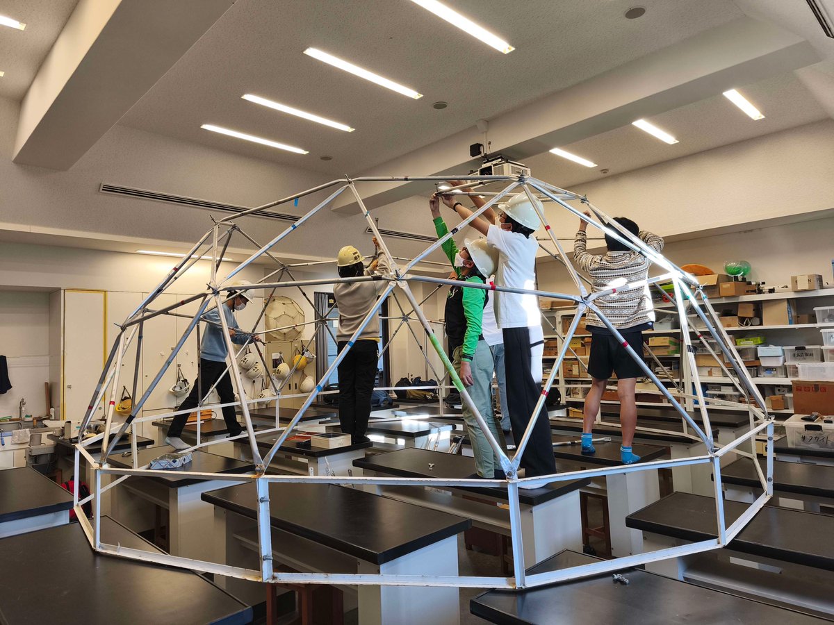 Nada_festival's tweet photo. 【ブース紹介第六弾】
灘校地学研究部です！地学研究部ではプラネタリウムや、毎年大好評の砂金堀り体験を行っています。今年の砂金堀り体験は砂金以外のものも取れるのでお楽しみに！また、例年通り教室での展示もあります。ぜひ中学棟４階へ！ https://t.co/v0Z7ukzlqF