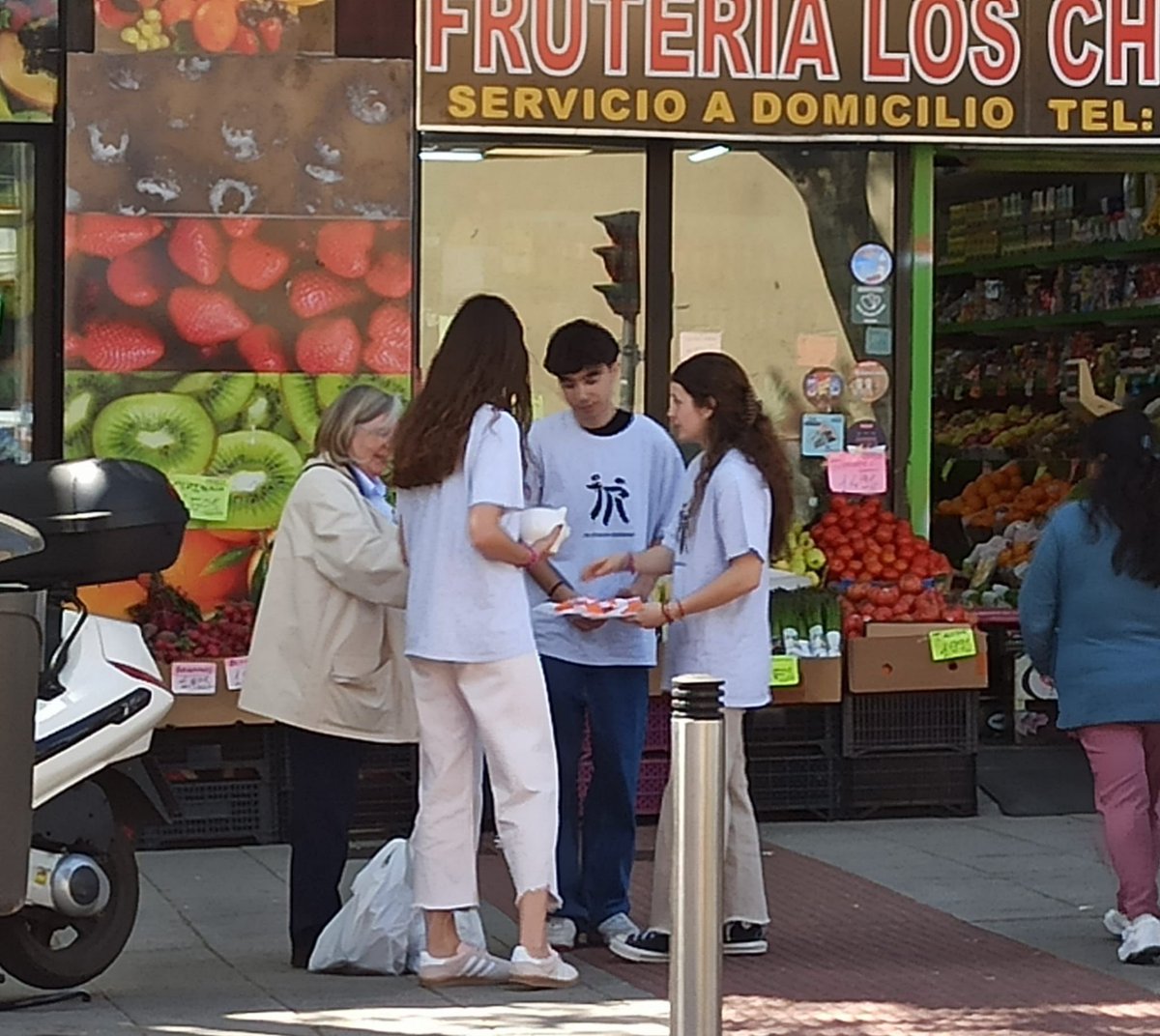 dasmi73's tweet photo. ¡Queremos agradecer públicamente a los alumnos de segundo de bachillerato del @IESJoaquínRodrigo, por su increíble iniciativa! Salieron a las calles para recaudar fondos para #AELEM y la #investigación de la #EsclerosisMúltiple, demostrando su #solidaridad. GRACIAS❤️👏🏻💪🏻❤️👏🏻 https://t.co/CCnubjtjGB