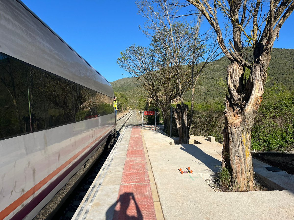 oscar_puente_'s tweet photo. Aquí os dejo imágenes con las primeras pruebas en la línea de Canfranc. Esta próxima semana iniciamos también la formación  de los maquinistas. https://t.co/hz96ChhQbS