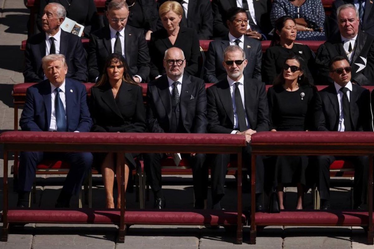 Cosas de "machos alfa":
Melania no puede ni moverse entre las piernas tan abiertas de Trump y del presidente de Estonia