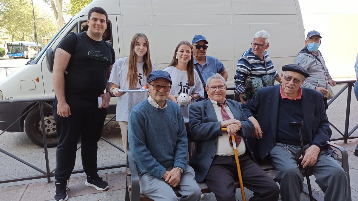 dasmi73's tweet photo. ¡Queremos agradecer públicamente a los alumnos de segundo de bachillerato del @IESJoaquínRodrigo, por su increíble iniciativa! Salieron a las calles para recaudar fondos para #AELEM y la #investigación de la #EsclerosisMúltiple, demostrando su #solidaridad. GRACIAS❤️👏🏻💪🏻❤️👏🏻 https://t.co/CCnubjtjGB