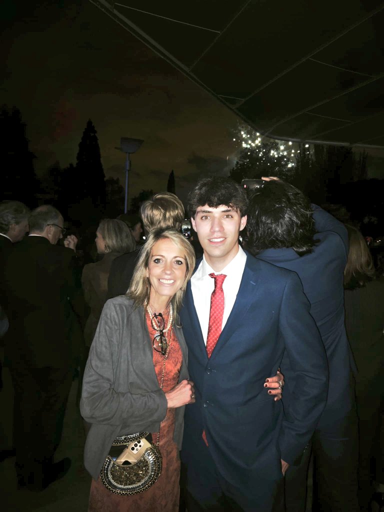 ElenaDC13's tweet photo. Esta semana comenzamos varios eventos familiares! Confirmación de Lucas y graduación de Nico! #orgullodehijos vamos! Tenemos que quitarnos a este #GobiernoDeDELINCUENTES https://t.co/7Yit6dnuQm