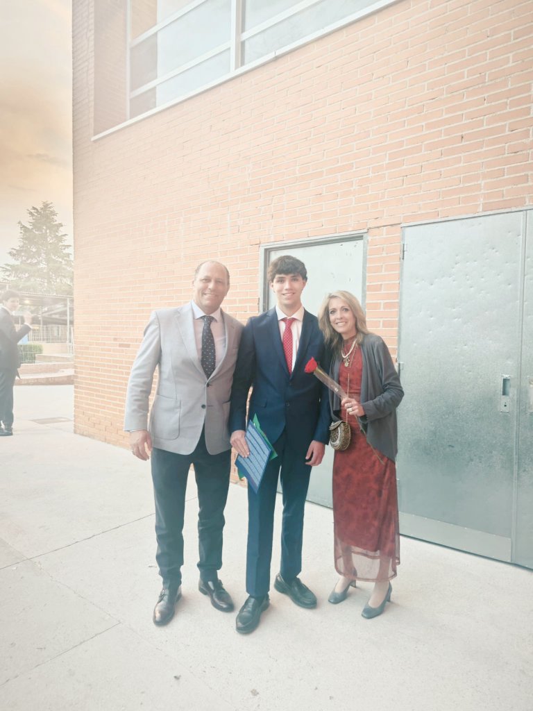 ElenaDC13's tweet photo. Esta semana comenzamos varios eventos familiares! Confirmación de Lucas y graduación de Nico! #orgullodehijos vamos! Tenemos que quitarnos a este #GobiernoDeDELINCUENTES https://t.co/7Yit6dnuQm