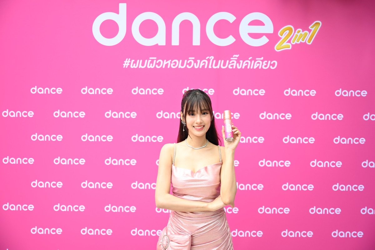TrendyUpdate_th's tweet photo. ครั้งแรก กับ Dance (แดนซ์) “Glossy Body & Hair Perfume Mist” น้ำหอม 2-in-1 พร้อมเปิดตัวพรีเซ็นเตอร์คนใหม่ “เก๋ไก๋” บุกใจกลางกรุง ชวนสาวๆ มีผมและผิวหอมวิงค์ในบลิ้งค์เดียว!
🔗: https://t.co/jSFj1c9GLG
#เก๋ไก๋สไลเดอร์ #น้ำหอมแดนซ์ #DanceTH #Kaykai #Trendyupdates https://t.co/3yJ4Y46bhv