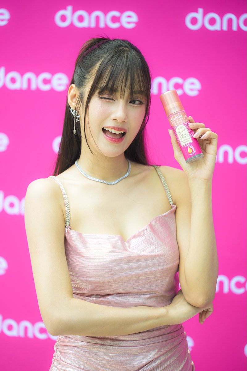 TrendyUpdate_th's tweet photo. ครั้งแรก กับ Dance (แดนซ์) “Glossy Body & Hair Perfume Mist” น้ำหอม 2-in-1 พร้อมเปิดตัวพรีเซ็นเตอร์คนใหม่ “เก๋ไก๋” บุกใจกลางกรุง ชวนสาวๆ มีผมและผิวหอมวิงค์ในบลิ้งค์เดียว!
🔗: https://t.co/jSFj1c9GLG
#เก๋ไก๋สไลเดอร์ #น้ำหอมแดนซ์ #DanceTH #Kaykai #Trendyupdates https://t.co/3yJ4Y46bhv