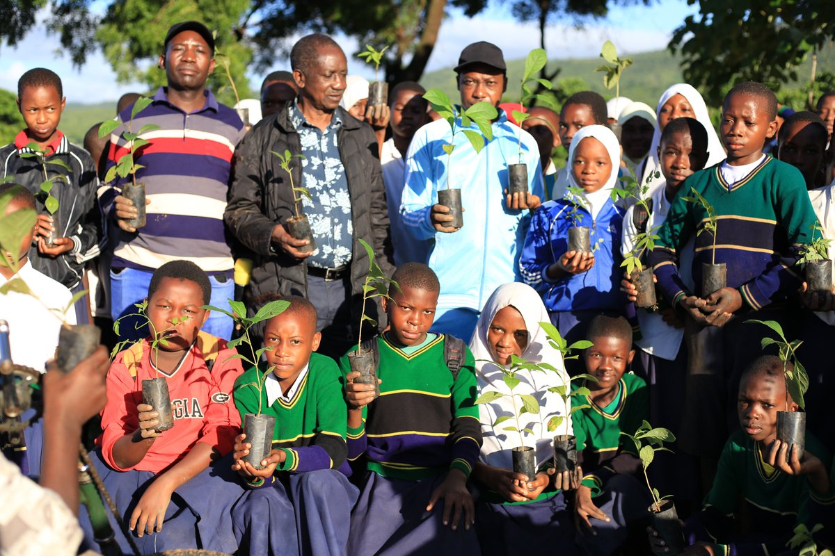 kilosadc's tweet photo. Katiak kuuenzi Muungano wa Tanganyika na Zanzibar, Halmashauri ya Wilaya ya Kilosa leo Aprili 26, 2025 imeadhimisha siku hiyo kwa kupanda miti 158 katika shule ya Msingi Lamlilo iliyopo kata ya Magomeni https://t.co/C200JfBHsK