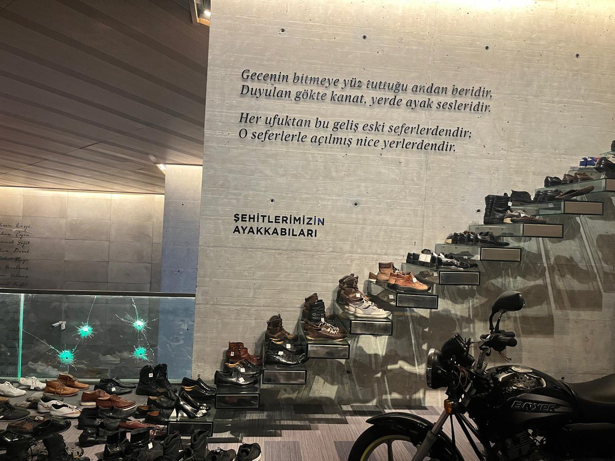 a_calik's tweet photo. Gecenin bitmeye yüz tuttugu andan beridir, Duyulan gökte kanat, yerde ayak sesleridir.
Her ufuktan bu geliş eski seferlerdendir;
O seferlerle açılmış nice yerlerdendir. https://t.co/iZeTyxjuNU