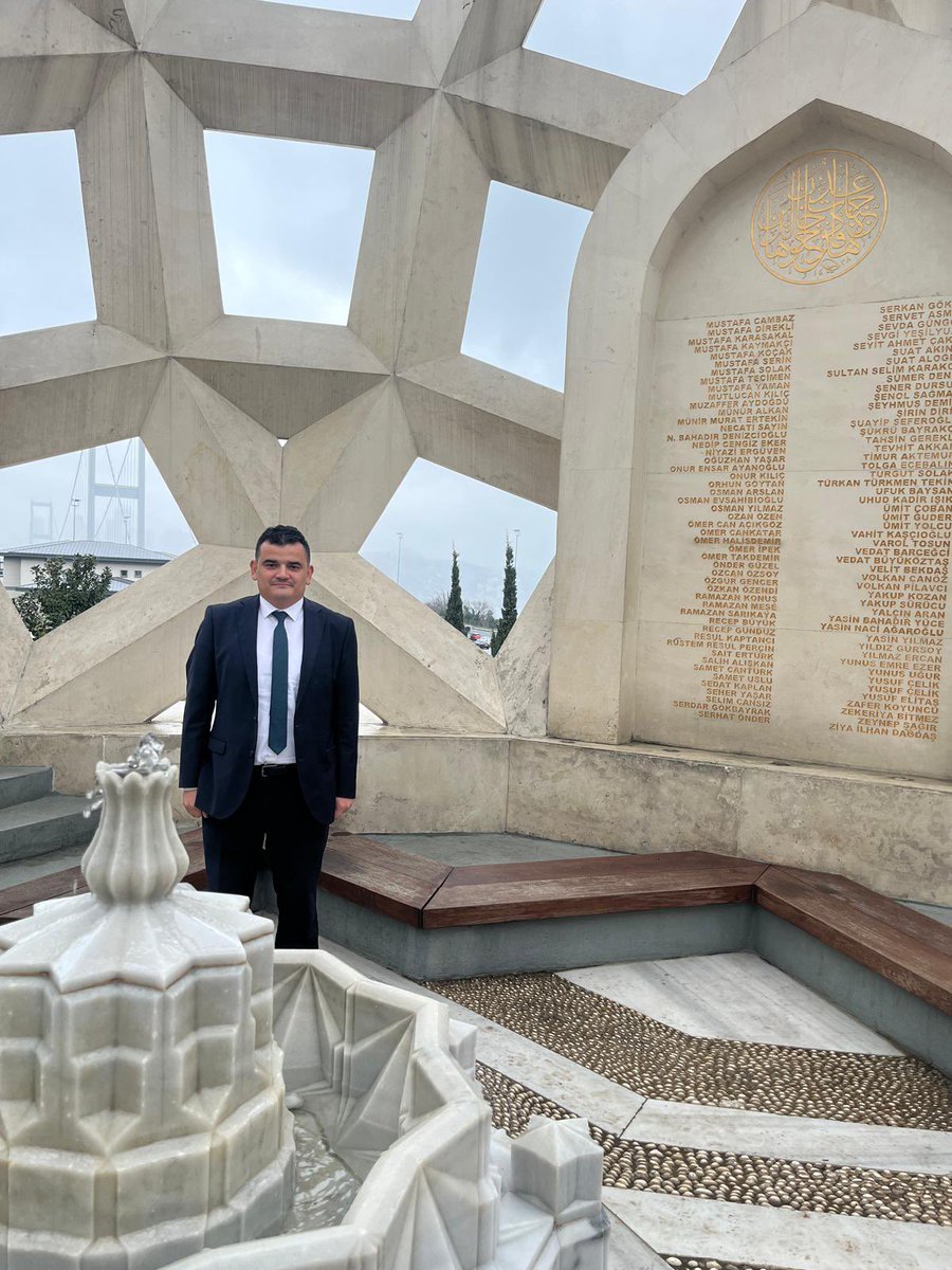 a_calik's tweet photo. Gecenin bitmeye yüz tuttugu andan beridir, Duyulan gökte kanat, yerde ayak sesleridir.
Her ufuktan bu geliş eski seferlerdendir;
O seferlerle açılmış nice yerlerdendir. https://t.co/iZeTyxjuNU