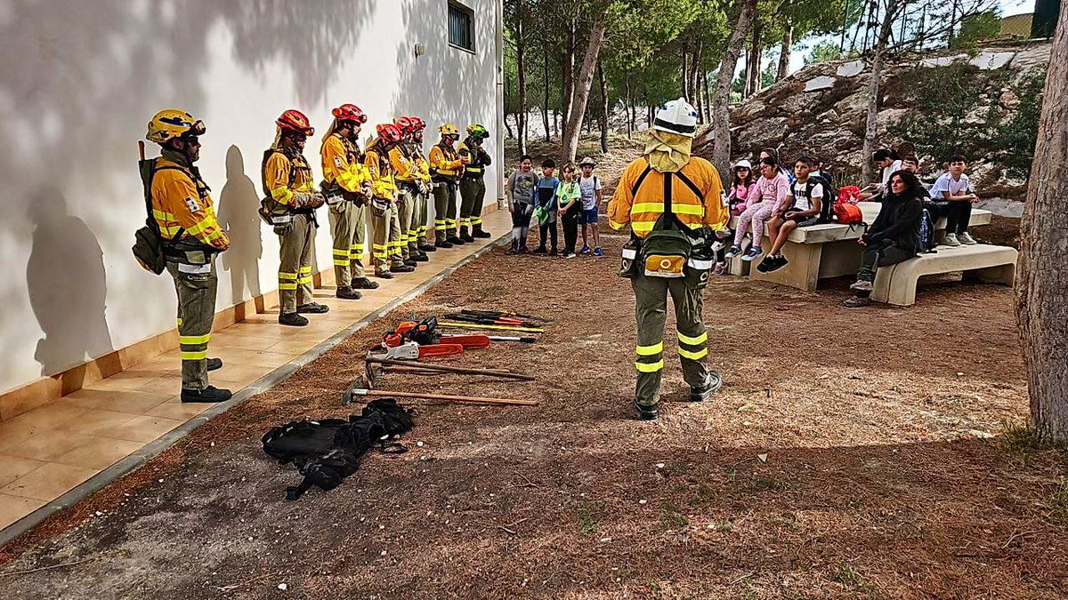 MurciaForestal's tweet photo. 📢 Agentes medioambientales @aamm_murcia y bomberos forestales @defensaforeMUR recibieron la visita de alumnos del CEIP Pedro Rodríguez Pérez de #Cieza en el CEDEMUR de @SierraLaPilaPR para conocer la labor de la Unidad de Defensa Contra Incendios Forestales #UDIF
¡Bienvenidos! https://t.co/Ylq5ye8WcE