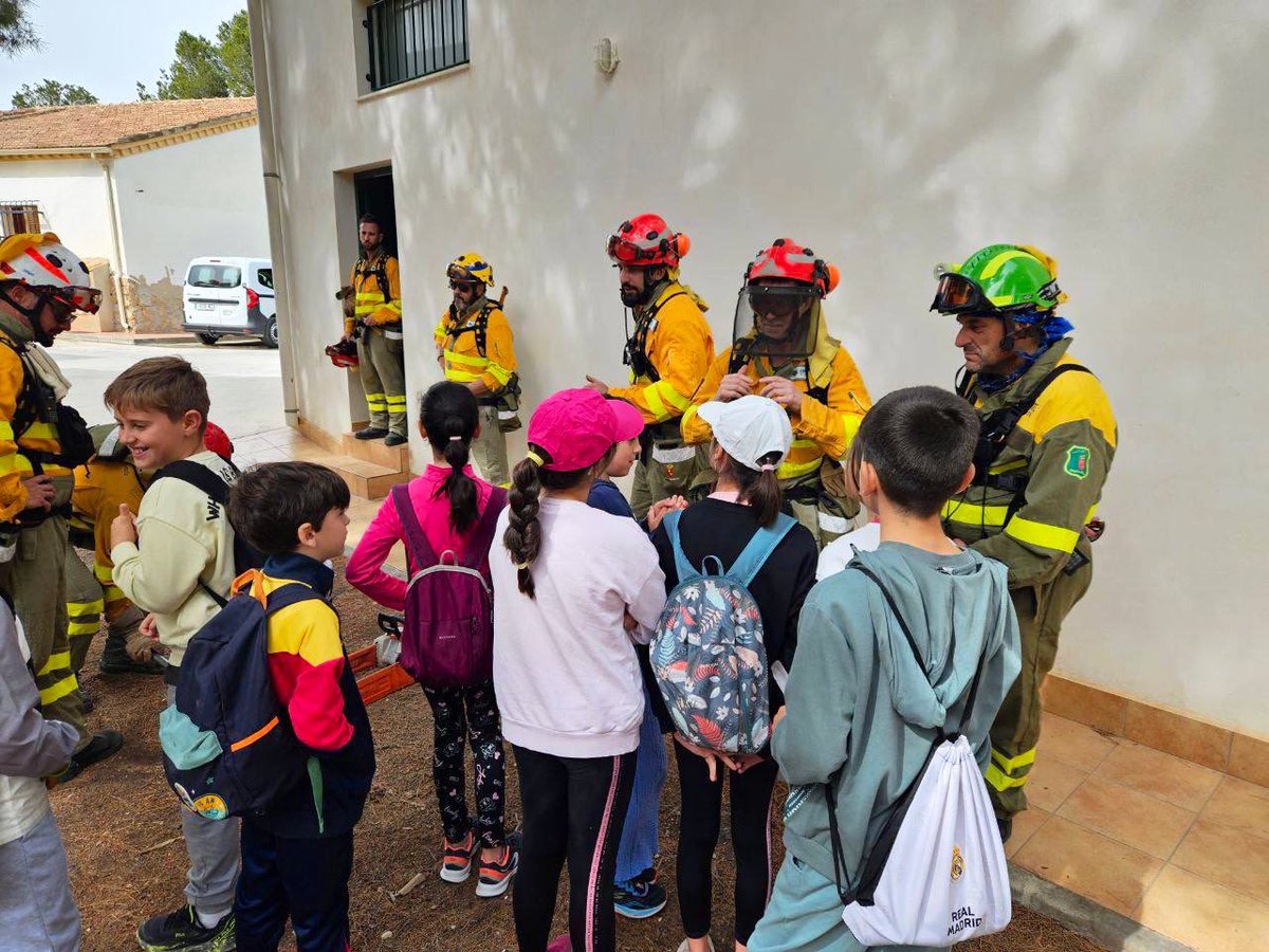MurciaForestal's tweet photo. 📢 Agentes medioambientales @aamm_murcia y bomberos forestales @defensaforeMUR recibieron la visita de alumnos del CEIP Pedro Rodríguez Pérez de #Cieza en el CEDEMUR de @SierraLaPilaPR para conocer la labor de la Unidad de Defensa Contra Incendios Forestales #UDIF
¡Bienvenidos! https://t.co/Ylq5ye8WcE