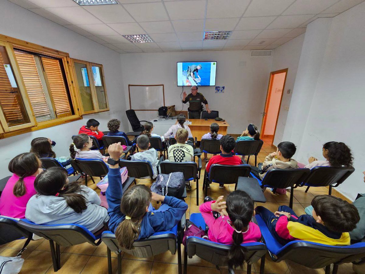 MurciaForestal's tweet photo. 📢 Agentes medioambientales @aamm_murcia y bomberos forestales @defensaforeMUR recibieron la visita de alumnos del CEIP Pedro Rodríguez Pérez de #Cieza en el CEDEMUR de @SierraLaPilaPR para conocer la labor de la Unidad de Defensa Contra Incendios Forestales #UDIF
¡Bienvenidos! https://t.co/Ylq5ye8WcE