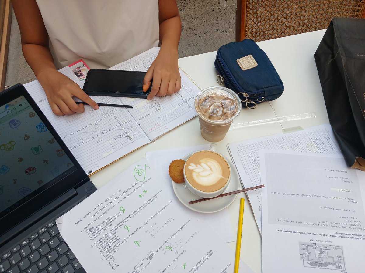 ｡𖦹°‧ ☕︎ wfc, c nya "CHAOS" 2 orang mejanya berantakan kayak wfc satu rt 🤧 (ini juga dua-duanya have no any ideas what theyre gonna do for study...) #manusiaclueless w <a href="/aerichandese/">ᥒisa²⁷</a>