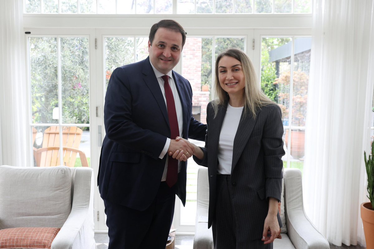 efemiroglutr's tweet photo. Alman bir bakanın sıradan bir vatandaş olan Dilek imamoğlu ile ne işi var?

Bir vatandaş, yabancı bir devletin bakanı ile hangi sıfatla ve ne görüşmüş olabilir? https://t.co/xlyG8PIPZZ