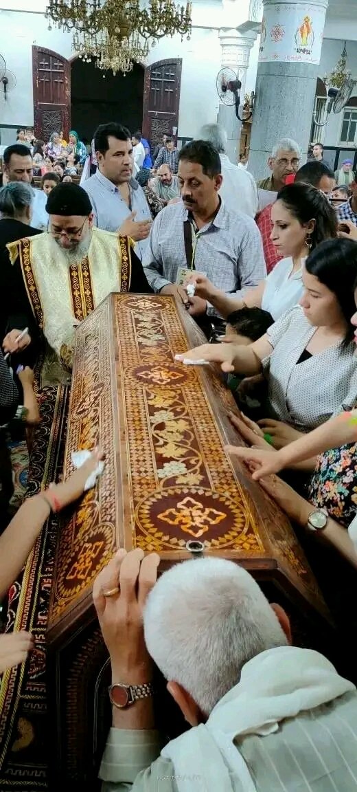 في عيد نياحتة .. تطيب جسد القديس العظيم أبونا عبد المسيح المناهري ❤️😍
خد بركة جسد ابونا عبد المسيح المناهرى وقـــولـــة خليـــك معــايــا 🙏🙏🙏