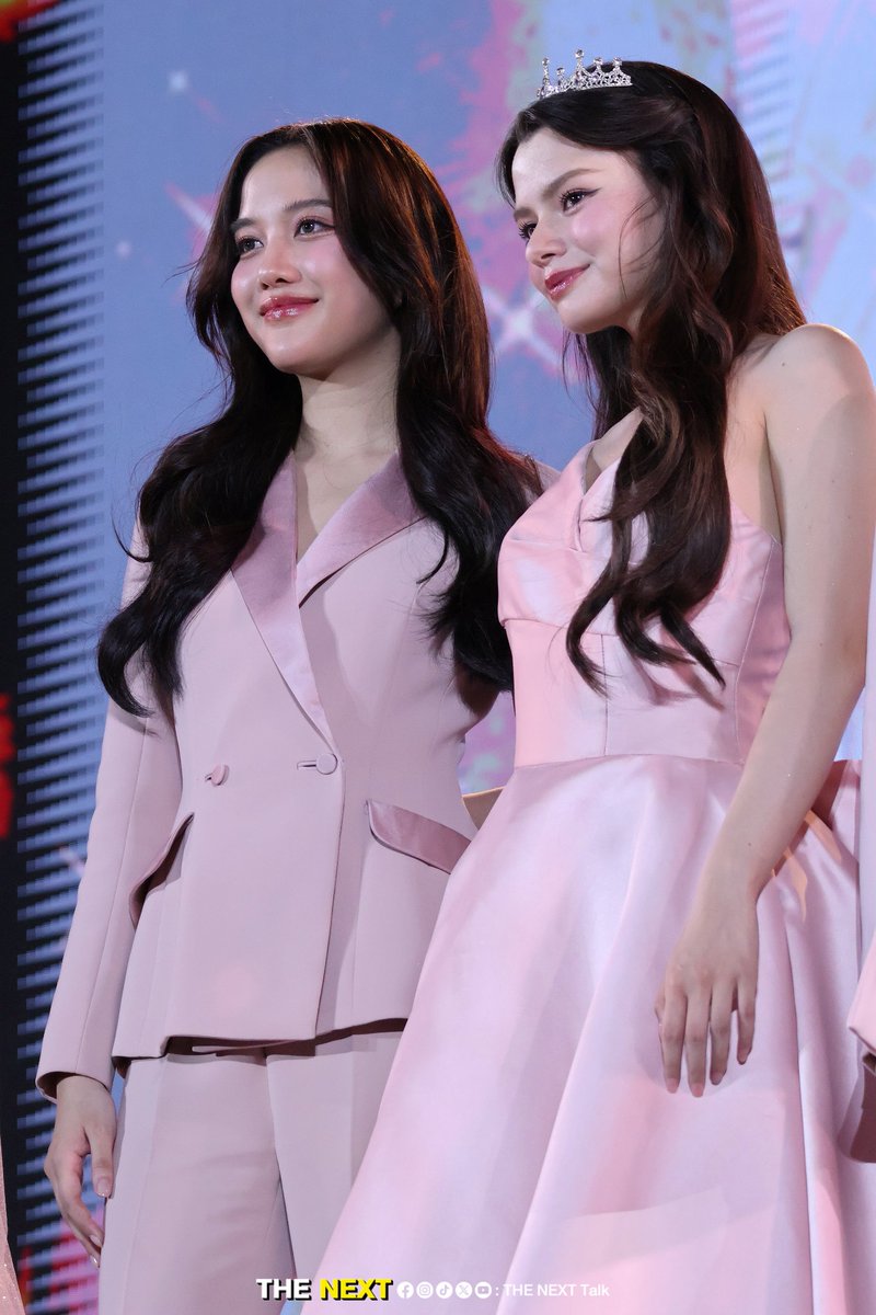 THENEXT_Talk's tweet photo. ใคร ชม ช้อป ชิม คู่พี่ลม-น้องไฟ บ้าง ?
หรือใครเหมาหมด อร่อย 4 คู่!! แบบน้องเน้กบ้างคะ 😌💓✨️

THE AIR OF FREENBECKY
THE FIRE OF NAMNEUNGNOEY 
#4ElementsPressCon
#4Elements  
#เสน่หาวาโย #ฟรีนเบค
#โซ่รักอัคนี #น้ำหนึ่งเนย
#บ้านวาทินวณิช 
#THENEXTTalk 
#THENEXTTalkEnt https://t.co/qg29wClOAl