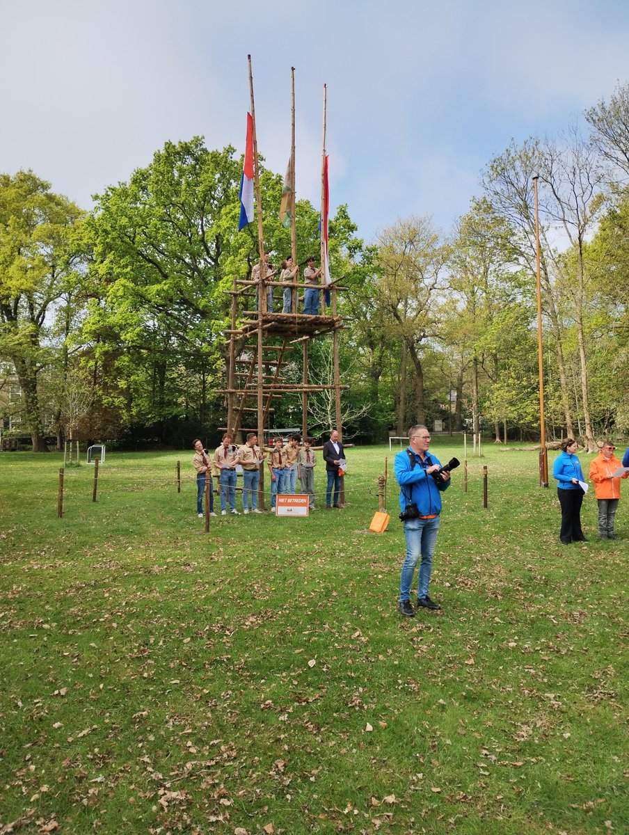 We zijn er weer bij: Koningsdag in Santpoort-Noord. De #verkenners hebben net de vlag gehesen. De sherpa's bemannen  de toiletten en de schmink