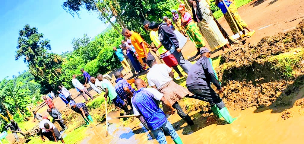 ##Umuganda urarimbanyije i <a href="/RugereroS/">Rugerero sector</a> <a href="/RubavuDistrict/">Rubavu District</a> aho Abayobozi n'abaturage  bifatanyije n'abaturage mu:
- Kurwanya isuri  aho amazi amanurira itaka rigasenyera abaturage
- Gusibura ibinogo bifata amazi
- Gutunganya imihanda 
-Gusibura za Rigole