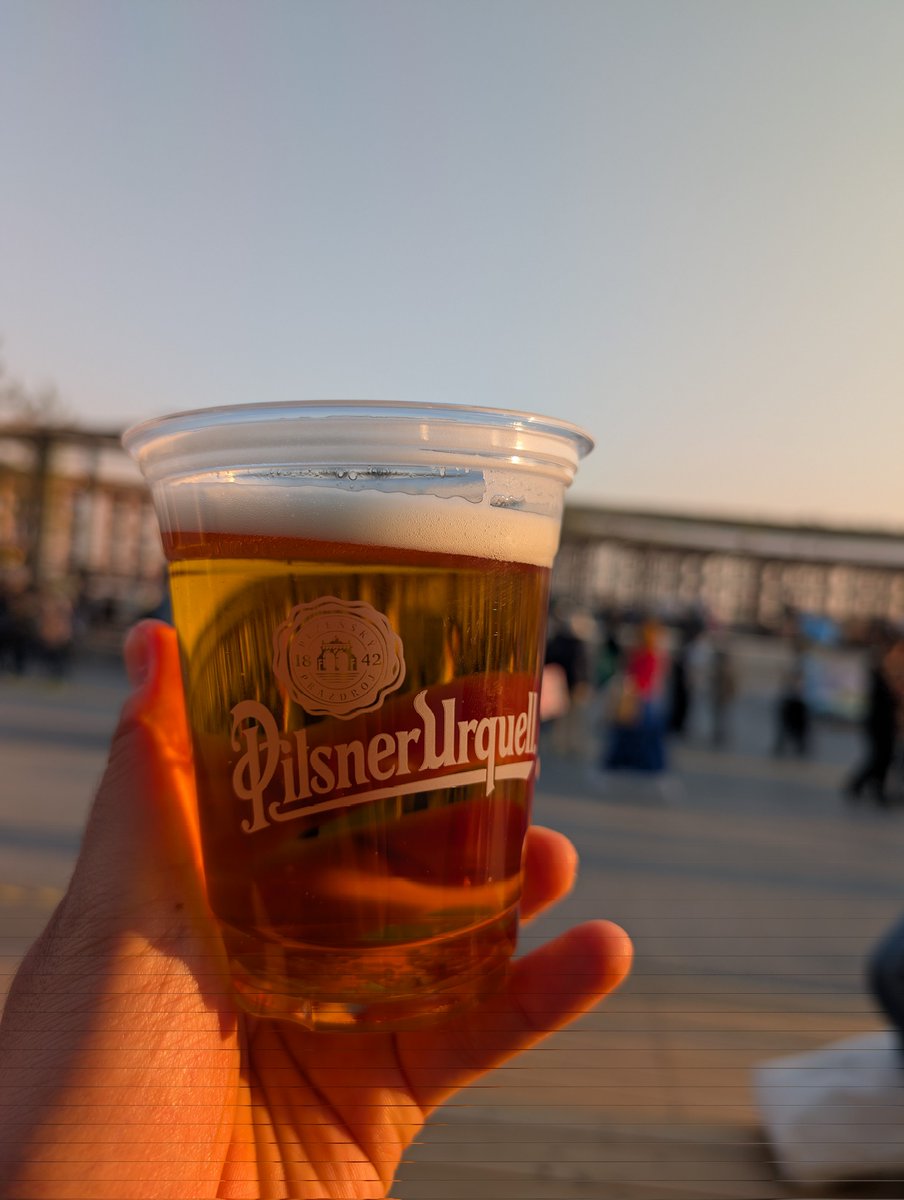 aonekooo's tweet photo. ビールをテイクアウトしたらやりがちなやつ🍺
チェコのピルスナーウルケル https://t.co/PsIM3cSC1y