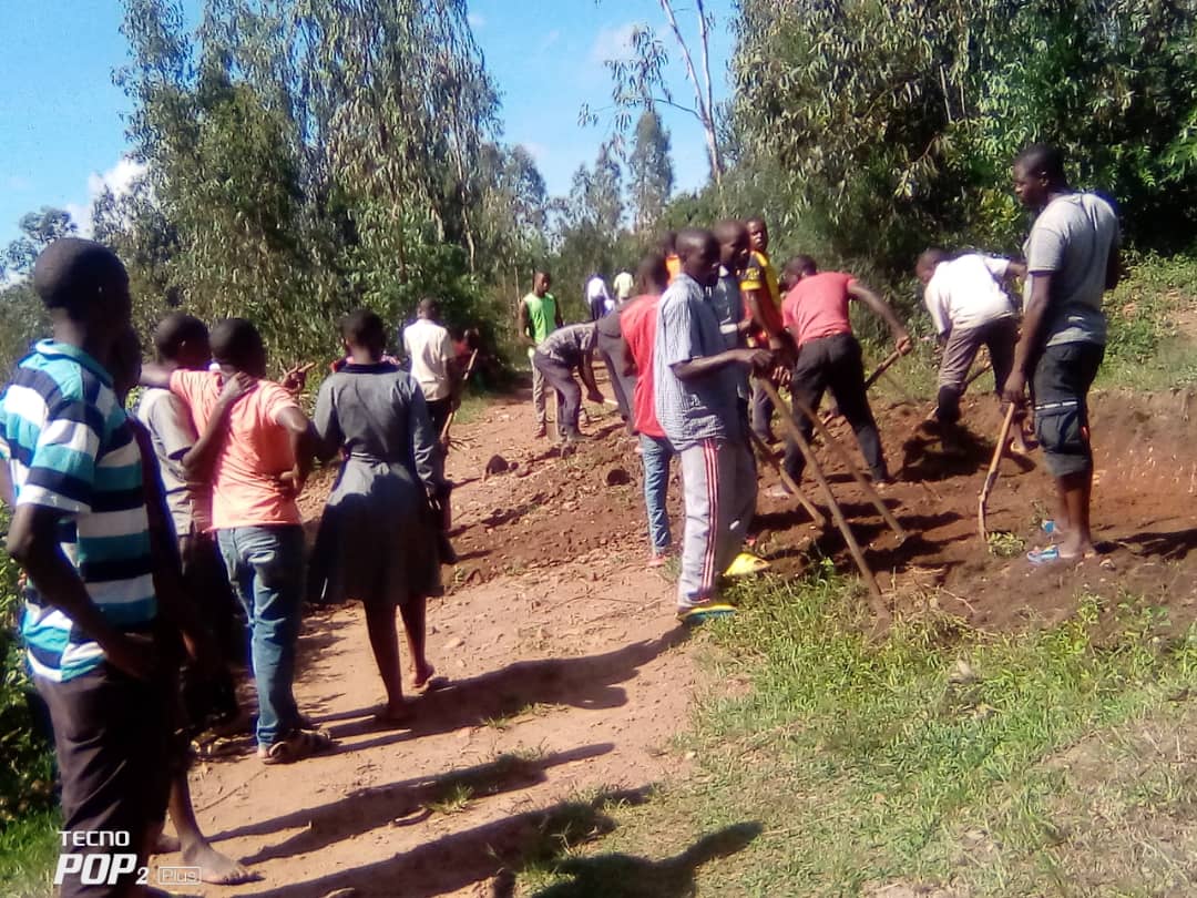 Rwimbogo Sector (@rwimbogo_secto) on Twitter photo Abaturage bo mu tugari tugize umurenge wa Rwimbogo bazindukiye mu muganda usoza ukwezi Kwa 5, Ku rwego rw'umurenge wabereye mu kagari ka #Munini aho twifatanyije n'abaturage gukora umuhanda wa Munini- Kabeza hasiburwa imiferege itwara amazi,amasuku asanzwe,..<a href="/RwandaLocalGov/">Ministry of Local Government | Rwanda</a> Abaturage bo mu tugari tugize umurenge wa Rwimbogo bazindukiye mu muganda usoza ukwezi Kwa 5, Ku rwego rw'umurenge wabereye mu kagari ka #Munini aho twifatanyije n'abaturage gukora umuhanda wa Munini- Kabeza hasiburwa imiferege itwara amazi,amasuku asanzwe,..<a href="/RwandaLocalGov/">Ministry of Local Government | Rwanda</a>