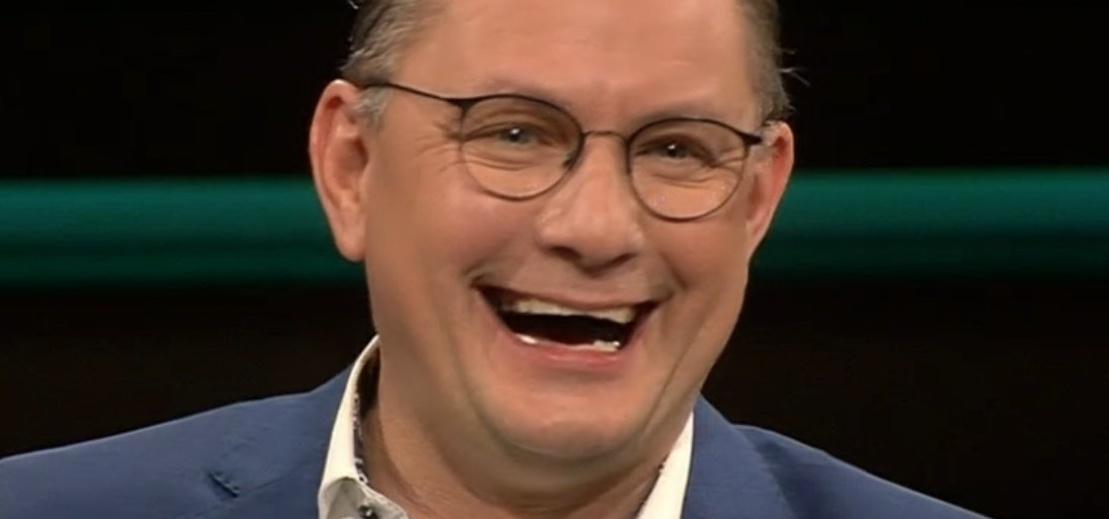 🧵1/4 Verharmlost man den NationalSozialismus wenn man heute jemanden als "N4zi" bezeichnet? Nein, man verharmlost Faschisten, Rassisten, überzeugte Menschenfeinde, wenn man leugnet, dass sie genau so denken wie ihre Vorbilder aus Hitlers Gefolge!
"N4zi" sein beginnt im Kopf!
1/4