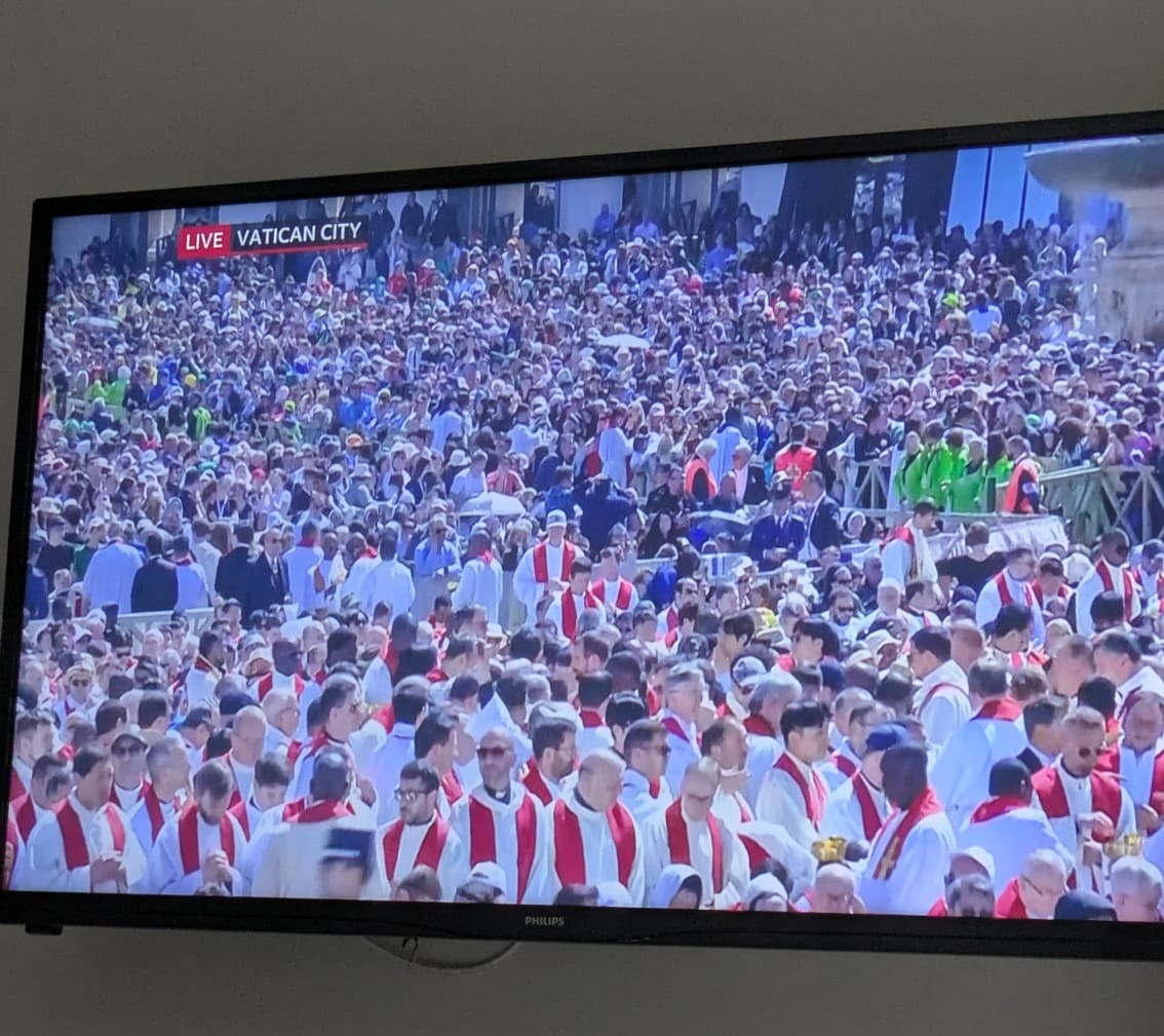 Curious to know as I'm loving seeing all these people receiving communion all over the square at #PopeFrancis  funeral. Were all those thousands of wafers up on the altar at the moment of #transubstantiation ? Or has each priest done a short prayer of consecration himself?