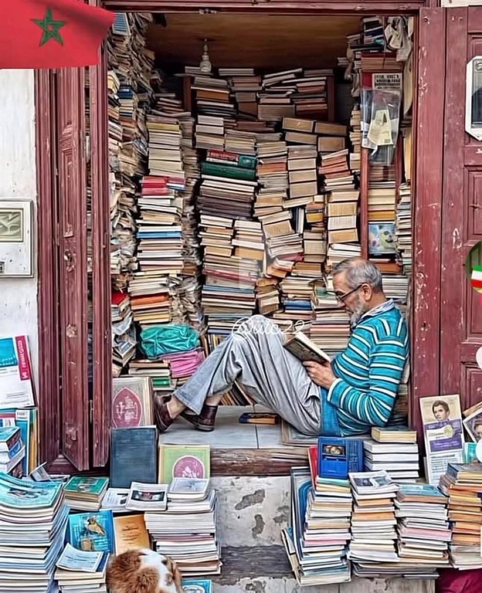 MarocTopNews's tweet photo. Mohamed Aziz, un libraire de 77 ans, vivant à Rabat, passe 6 à 8 heures par jour à lire des livres.

Ayant lu plus de 5000 livres en français, en arabe et en anglais, il reste le plus ancien libraire de Rabat, ayant passé plus de 43 ans au même endroit.

Lorsqu'on lui a demandé s'il laissait ses livres sans surveillance à l'extérieur, où ils pourraient potentiellement être volés, il a répondu que ceux qui ne savent pas lire ne volent pas de livres, et ceux qui savent lire ne sont pas des voleurs.