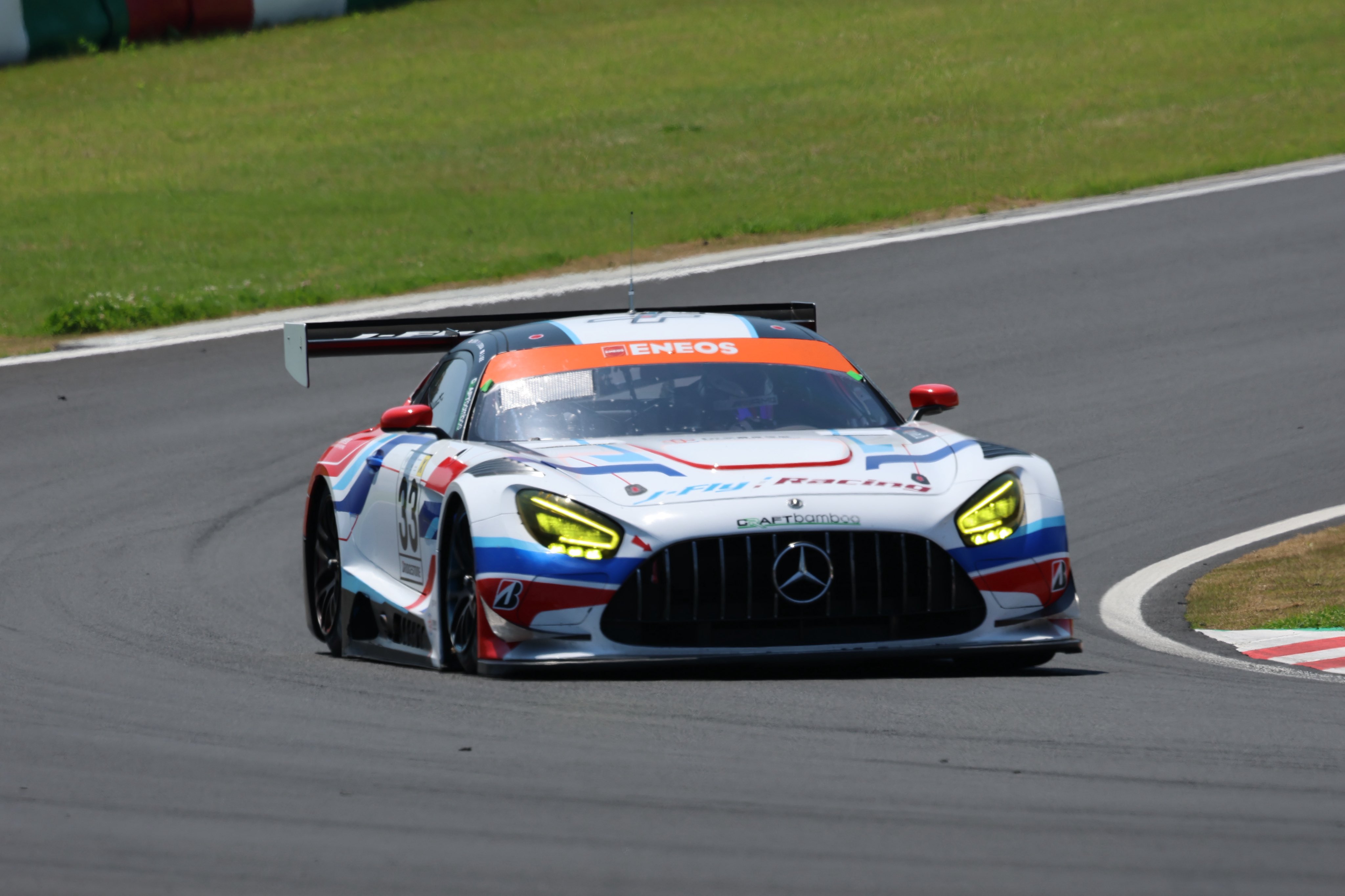 ルイス・ハミルトン（フェラーリSF-25）のタイヤ交換作業を行う
