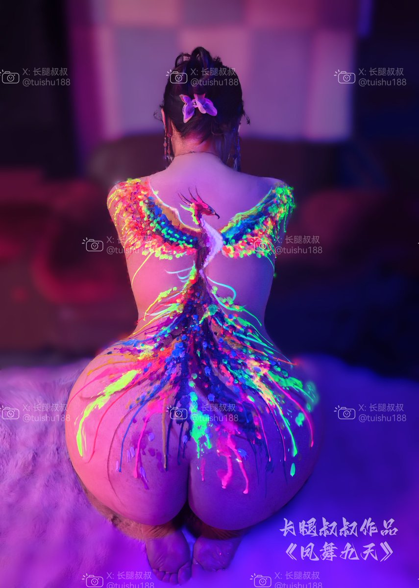 全网滴蜡艺术第一人长腿叔叔新作《凤舞九天》
《凤舞九天》
凤鸣岐山动九垓，
舞破层云紫气来。
九重阊阖开仙阙，
天降祥辉照玉台。
#滴蜡#字母圈#捆绑#绳艺