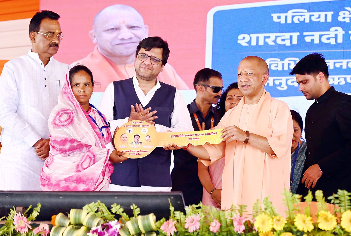 myogiadityanath's tweet photo. जनपद लखीमपुर खीरी के पलिया क्षेत्र में आज बाढ़ नियंत्रण की अभिनव पहल शारदा नदी के चैनलाइजेशन कार्य का निरीक्षण किया।

इसके साथ ही विभिन्न जन-कल्याणकारी योजनाओं के लाभार्थियों को अनुदान, ऋण तथा आवास एवं ट्रैक्टर की चाबी का वितरण भी किया गया।

डबल इंजन सरकार में लखीमपुर खीरी विकास की नई ऊंचाइयों को प्राप्त कर रहा है।

जनपद वासियों एवं सभी लाभार्थियों को हार्दिक बधाई!