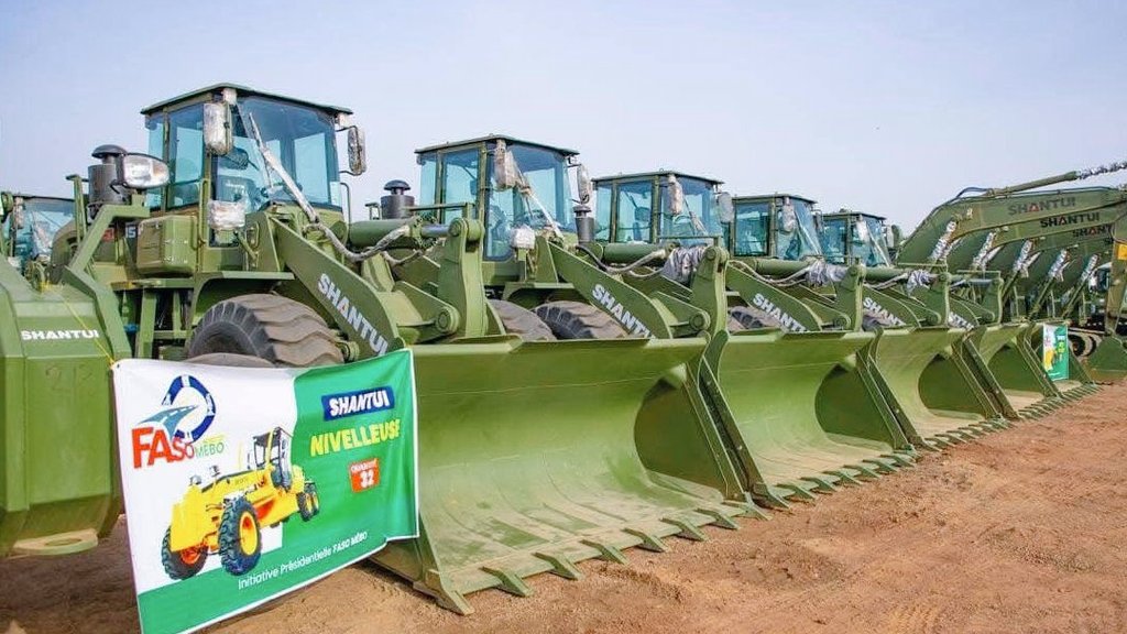 _AfricanSoil's tweet photo. 𝗔𝗳𝗿𝗶𝗰𝗮 | Burkina Faso’s President Ibrahim Traoré has delivered over 1,000 motor graders to boost road construction and infrastructure nationwide.

Congratulations to the people of Burkina Faso. Keep going! 🇧🇫 https://t.co/UHoLITJWuO