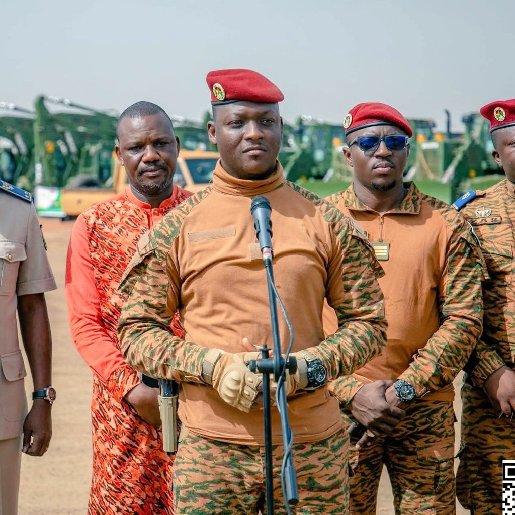_AfricanSoil's tweet photo. 𝗔𝗳𝗿𝗶𝗰𝗮 | Burkina Faso’s President Ibrahim Traoré has delivered over 1,000 motor graders to boost road construction and infrastructure nationwide.

Congratulations to the people of Burkina Faso. Keep going! 🇧🇫 https://t.co/UHoLITJWuO