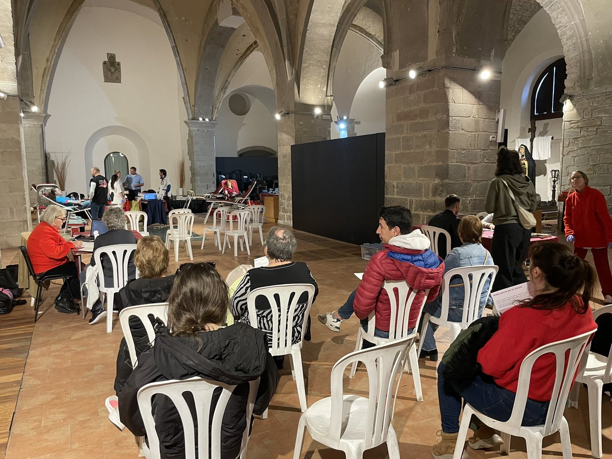 🩸 Avui es duu a terme una donació de sang i plasma a l’església de Sant Pere de #Ripoll. Fins a les 14 h i de 16 a 20.30 h. 

Hi col·labora l’alumnat de 3r d’ESO de l’escola Vedruna. 

💪 Anima’t i vine a donar. Una mica de tu pot salvar una vida!

🔗 bancsang.net/ca/donacions/s…
