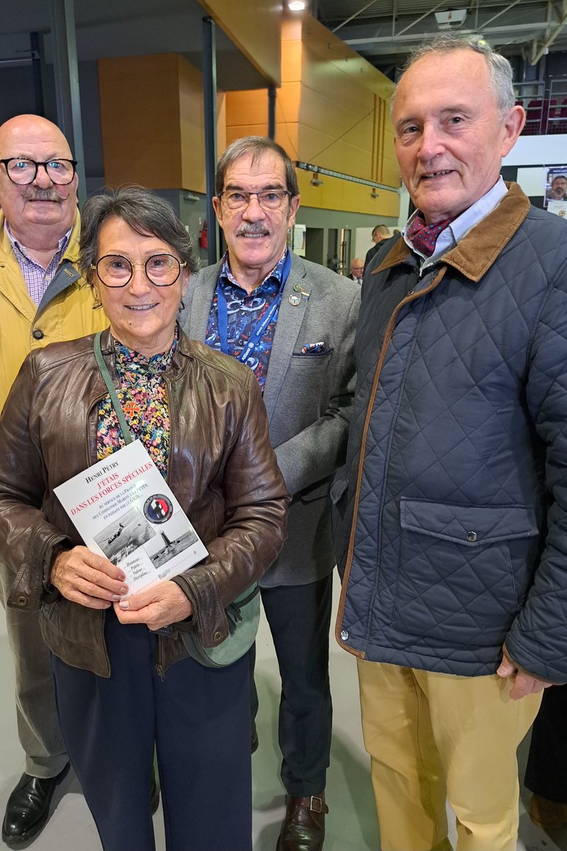 CercleARoche's tweet photo. PL Santos, président ; @Henri_PETRY, vice président et @AmazoneChatelet, secrétaire général étaient présents au salon du livre #militaire de Brive la Gaillarde.
#défense #armée https://t.co/eVzcCoUVS9
