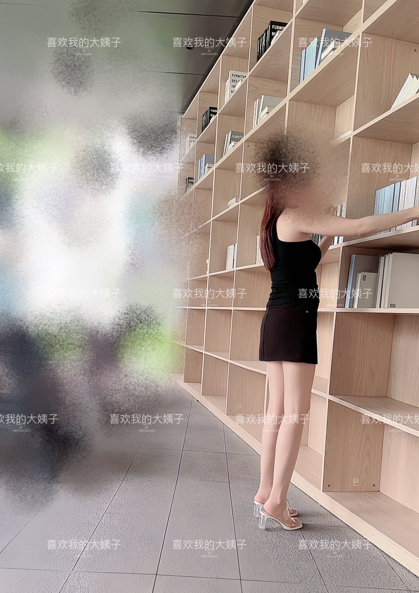 我回家的时候老婆在小区里面带着孩子玩呢，大姐也在，大姐今天休息
老婆今天穿的衣服居然是大姐昨天穿的那套，就是昨天大姐坐跷跷板那套衣服，我问老婆怎么穿的你姐的衣服，老婆说好看呀，我就穿了，我说你站在这里我给你拍几张照片，老婆说你拍好看点 https://t.co/pM5Rbin9Lo