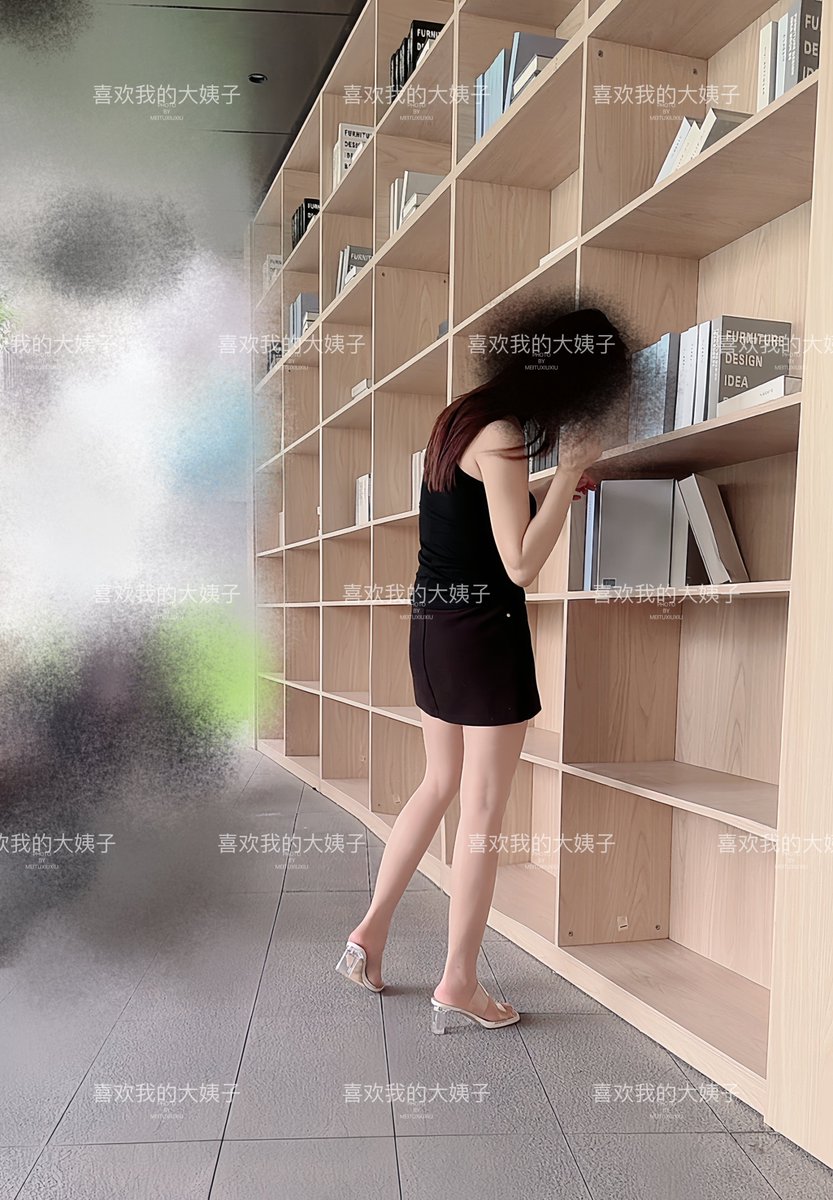 我回家的时候老婆在小区里面带着孩子玩呢，大姐也在，大姐今天休息
老婆今天穿的衣服居然是大姐昨天穿的那套，就是昨天大姐坐跷跷板那套衣服，我问老婆怎么穿的你姐的衣服，老婆说好看呀，我就穿了，我说你站在这里我给你拍几张照片，老婆说你拍好看点 https://t.co/pM5Rbin9Lo