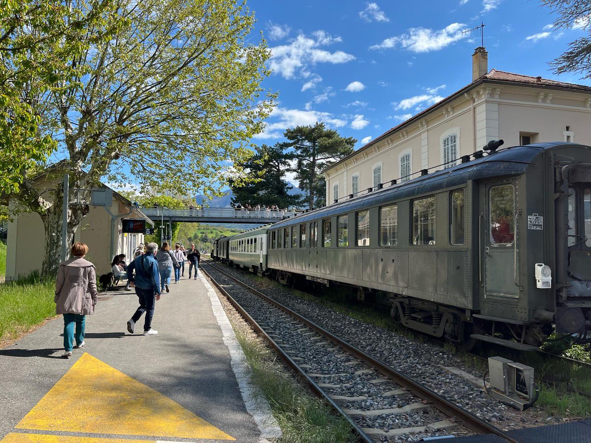 I_Delpuech's tweet photo. Aujourd’hui mes équipes @TERSUD_SNCF accompagnent le 🚂aux côtés de #gadeft pour le trajet #veynes @VilleBriancon avec une petite étape en gare de #embrun #150ansdutrain @GroupeSNCF @MaRegionSud @ChantalEymeoud 🏔️🚂☀️un grand MERCI à toutes et tous https://t.co/qMNg9JOE97