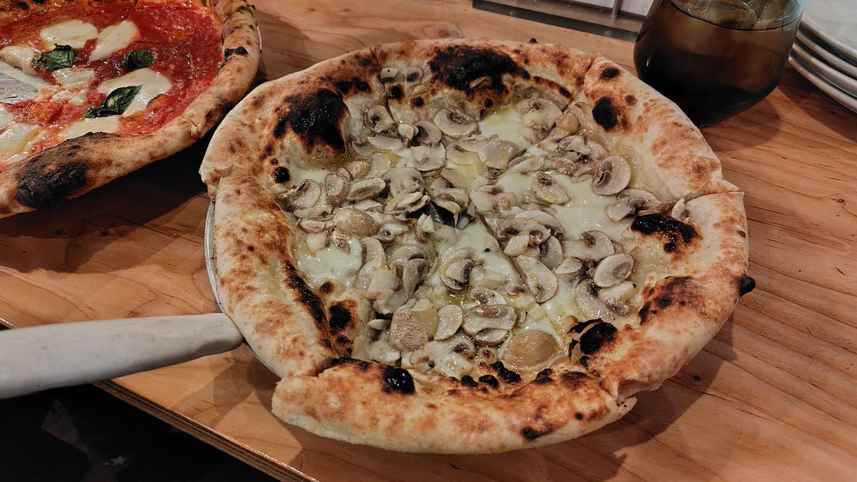 mizhanada's tweet photo. こんらちゃんと🍕🍕 https://t.co/1vRcZWV8JL